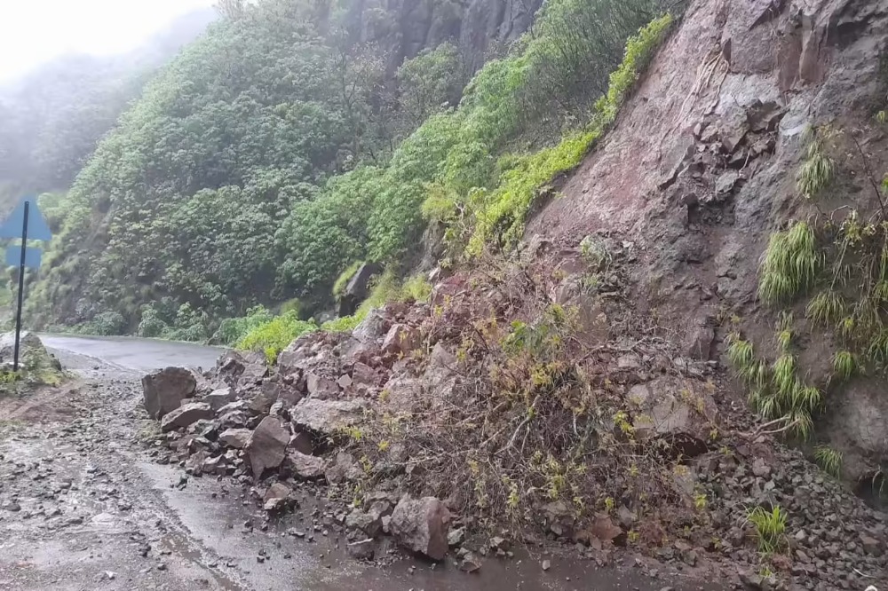 दरडी कोसळण्याच्या धोक्यामुळे महाबळेश्वर–पोलादपूर मार्ग ठप्प